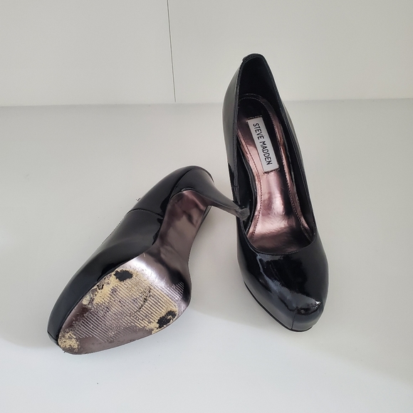 SOLD

Steve Madden Patent platform pump, size 7.5 - Picture 2 of 3